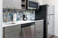 Hyatt House Orlando Airport的厨房或小厨房