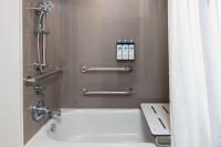 Hyatt House Orlando Airport的一间浴室