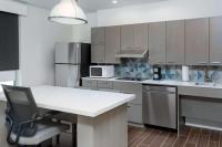 Hyatt House Orlando Airport的厨房或小厨房