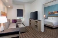 Hyatt House Orlando Airport客房内的一张或多张床位