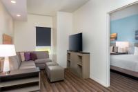 Hyatt House Orlando Airport的电视和&#47;或娱乐中心