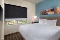 Hyatt House Orlando Airport客房内的一张或多张床位