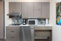 Hyatt House Orlando Airport的厨房或小厨房