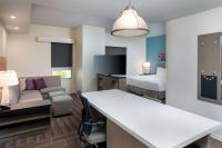 Hyatt House Orlando Airport的电视和&#47;或娱乐中心