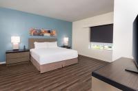 Hyatt House Orlando Airport的电视和&#47;或娱乐中心