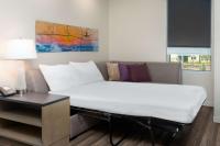Hyatt House Orlando Airport客房内的一张或多张床位