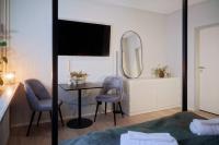 City Center Unique Boutique Apartment的电视和/或娱乐中心