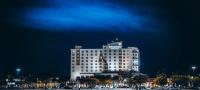 迈阿密Miccosukee Casino &amp; Resort的一座白色的大建筑,晚上在上面放上时钟
