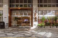 圣保罗Sooz Hotel Collection的前方植物建筑前的商店