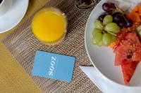 圣保罗Sooz Hotel Collection的一杯橙汁和葡萄的食品