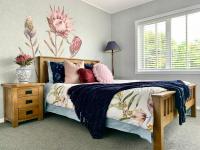 M&amp;K Home with central air condition, 4 bedrooms, by Chartwell Shopping Centre客房内的一张或多张床位