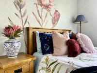 M&amp;K Home with central air condition, 4 bedrooms, by Chartwell Shopping Centre客房内的一张或多张床位