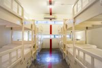 曼谷Qilombo Hostel Silom - HQ的宿舍间内带4张双层床的客房