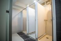 曼谷Qilombo Hostel Silom - HQ的浴室内玻璃淋浴间的门