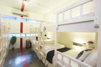曼谷Qilombo Hostel Silom - HQ的宿舍间设有两张双层床。