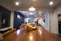 Qilombo Hostel Silom - HQ的电视和&#47;或娱乐中心
