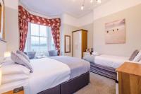 兰迪德诺Lauriston &amp; Lawton Court Hotel的有两张床和一扇窗户的卧室