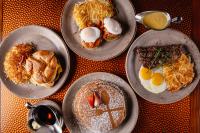 拉斯维加斯Silverton Casino Lodge的桌上的四盘早餐食品
