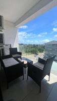 Luxury Labone Edge 2-bedroom apartment in Accra - FiveHills homes的阳台或露台