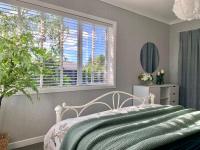 M&amp;K Home with central air condition, 4 bedrooms, by Chartwell Shopping Centre客房内的一张或多张床位