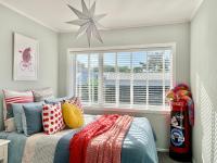 M&amp;K Home with central air condition, 4 bedrooms, by Chartwell Shopping Centre客房内的一张或多张床位