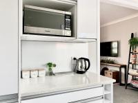 M&amp;K Home with central air condition, 4 bedrooms, by Chartwell Shopping Centre的厨房或小厨房