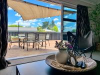 汉密尔顿M&amp;K Home with central air condition, 4 bedrooms, by Chartwell Shopping Centre的天井配有带花瓶的桌子