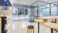Toyoko Inn Nagoya-eki Sakuradori-guchi Shinkan的电视和/或娱乐中心
