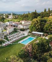 Relais Forte Benedek Wine & SPA - Adults Only内部或周边的泳池