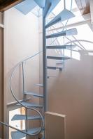干尼亚Artemide city places _Leon tiny suite的建筑中带有蓝色栏杆的螺旋楼梯