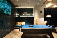 R Hotel Namba South内的一张台球桌