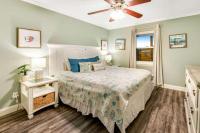 格尔夫海岸Deeded Beach Access- 10 min Walk to Hangout的带床和吊扇的卧室