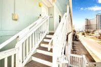 格尔夫海岸Deeded Beach Access- 10 min Walk to Hangout的通往大楼的楼梯
