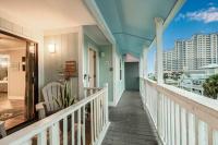 Deeded Beach Access- 10 min Walk to Hangout的阳台或露台