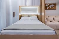 雅典Feel like home的带一张大床和一张沙发的卧室