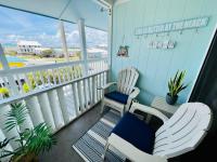 Deeded Beach Access- 10 min Walk to Hangout的阳台或露台