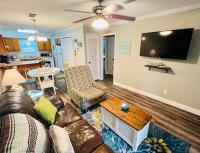 Deeded Beach Access- 10 min Walk to Hangout的电视和&#47;或娱乐中心