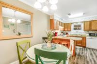 Deeded Beach Access- 10 min Walk to Hangout的厨房或小厨房