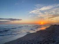 格尔夫海岸Deeded Beach Access- 10 min Walk to Hangout的日落在海滩上,享受阳光