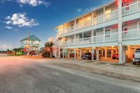 格尔夫海岸Deeded Beach Access- 10 min Walk to Hangout的建筑物前的空荡街道