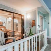 格尔夫海岸Deeded Beach Access- 10 min Walk to Hangout的房屋设有带椅子的阳台和客厅