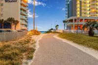 格尔夫海岸Deeded Beach Access- 10 min Walk to Hangout的靠近建筑和海洋的土路