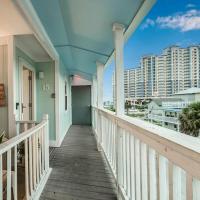 格尔夫海岸Deeded Beach Access- 10 min Walk to Hangout的房屋的阳台享有建筑的景致。
