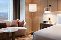 拉斯维加斯Durango Casino &amp; Resort的一间配有床、沙发和桌子的酒店房间