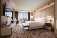 拉斯维加斯Durango Casino &amp; Resort的配有一张大床和一台电视的酒店房间