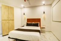 Super Townhouse Rcc Hotel Banjara Hills客房内的一张或多张床位