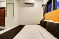 Super Townhouse Rcc Hotel Banjara Hills客房内的一张或多张床位