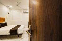 Super Townhouse Rcc Hotel Banjara Hills客房内的一张或多张床位