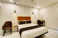 Super Townhouse Rcc Hotel Banjara Hills客房内的一张或多张床位