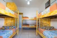 帕拉蒂Pousada Casa do Rio Hostel - 8 min do Centro Hístorico - Passeio de Barco com saída da Pousada -Pago a parte- Perto das Praias e Beira Rio的房屋内带三张双层床的房间